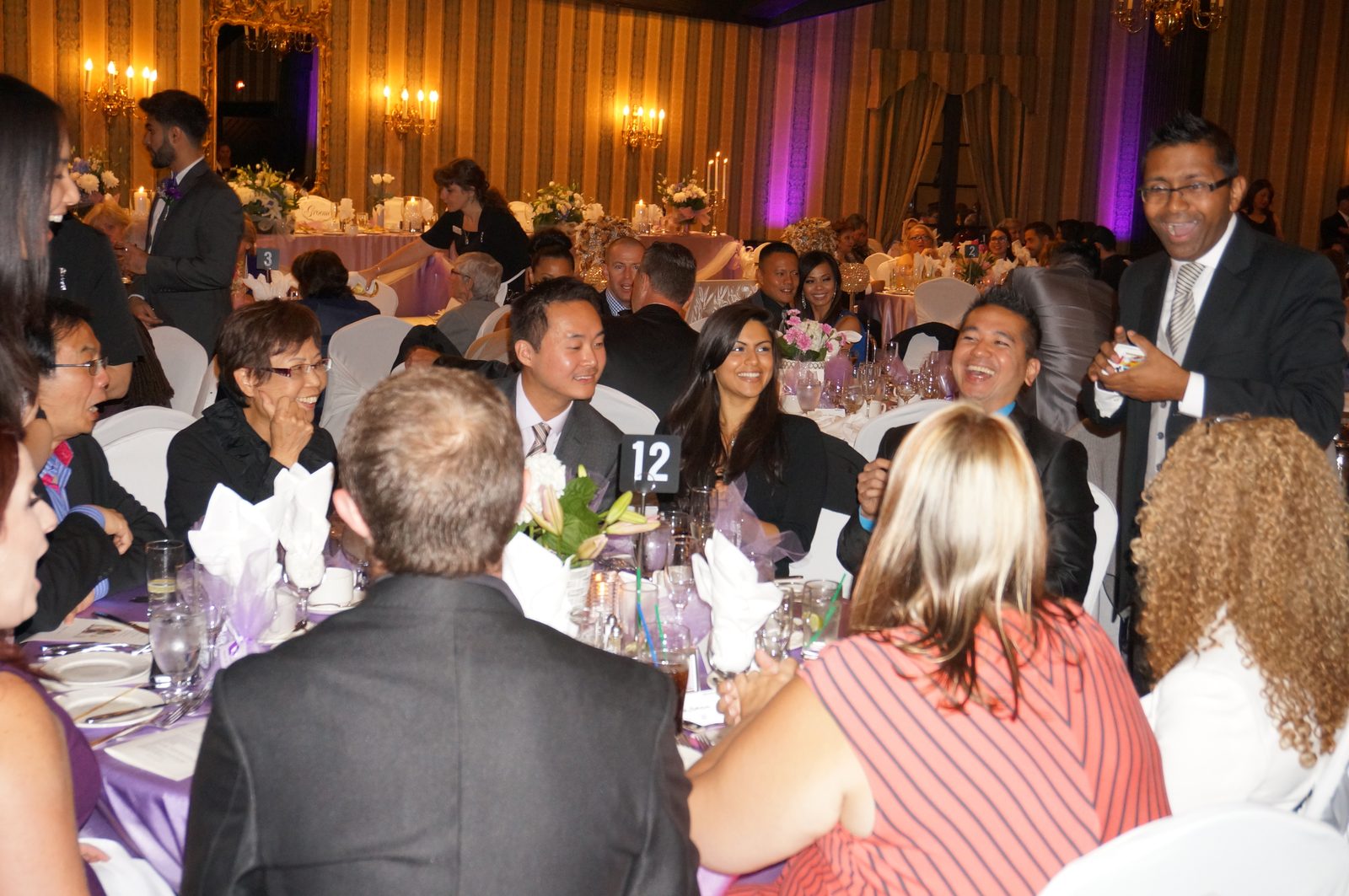 Wedding guests reacting to Wij Siva's table magic during the reception