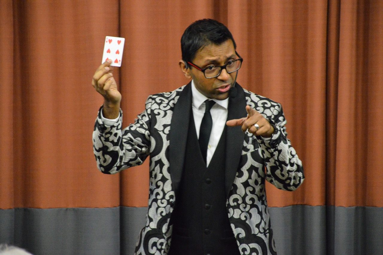 Wij Siva performing